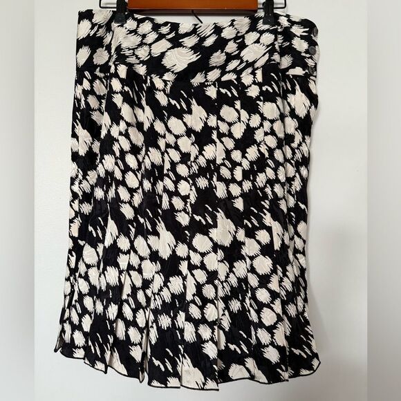 Jones New York 100% Silk Skirt Black Geometric Midi Pleated  Size 14 - Picture 2 of 7